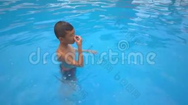 暑假快乐的孩子一家人在游泳池游泳很有趣